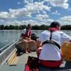 Haben den Ilsesee vom Boot aus im Blick: Gottfried Eisele (links) und Moritz Fels.