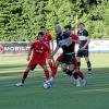 Im Hinspiel schien noch die Sonne: Am Wochenende treffen der TSV Hollenbach (rot) und der TSV Meitingen aufeinander. Gibt es für Hollenbachs Spielertrainer Christoph Burkhard ein verspätetes Geburtstagsgeschenk in Form eines Heimdreiers?