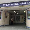 Die Londoner U-Bahnstation Leytonstone ist mit zahlreichen Mosaiken verziert, die Szenen aus Alfred Hitchcocks Leben und seinen Filmen zeigen.