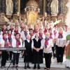 Nach dem Gottesdienst wurde ein Erinnerungsfoto mit der Chorgruppe Kaleidoskop, Schwester Irmengild (Mitte links) und Schwester Albertis (rechts davon), sowie Pfarrer Simon Fleischmann (Zweiter von rechts) und Pfarrer Joachim Gaida gemacht. Auch Bürgermeister Karl-Heinz Kerscher (Dritter von rechts) freute sich über das Treffen mit den ehemaligen Kühbacher Schwestern und war zum Gottesdienst gekommen.