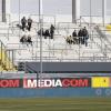 Okay, das ist besonders leer: Blick auf nur wenige Fans in einem Fußballstadion. (Archivbild)