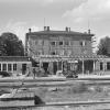 Der Bahnhof Neuburg im Jahr 1936: Auf dem Bild ist Bauunternehmer Max Rucker zu sehen, wie er gerade die Sanierungsarbeiten inspiziert. 