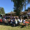 Im Biergarten haben zahlreiche Gäste des Thalheimer Dorffestes Platz gefunden.