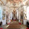 Der Innenraum der Fuggerkirche ist ausgeschmückt mit Statuen und goldenen Elementen.