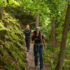 Unterwegs auf dem Urwaldsteig am Edersee: An vielen Stellen führt der Weg durch ursprüngliche Natur.