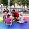 So viele Farben und doch fehlen unzählige Töne: Auf einem riesigen Farbkreis entdecken die jungen Museumsbesucherinnen, wie bunt unsere Welt ist. 