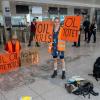 Mit Plakaten protestierten die Mitglieder der «Letzten Generation» in der Abflughalle.