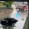 In der Bahnunterführung an der Altheimer Straße versank ein Auto in den Wassermassen.