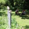 Der Garten von Christiane Hellmich in Mittelneufnach ist mit seiner Pflanzenvielfalt und selbstgestalteten Skulpturen ein wahres Schmuckstück in den Stauden.