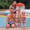 Lukas Lukawsky (von links) ist mit Anna, Jakob, Marie, Ehefrau Laura und Baby Simon angereist. Sie planschen sonst immer im Dillinger Eichwaldbad.