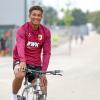 Felix Uduokhai mit dem Fahrrad auf dem Weg zum Trainingsplatz.