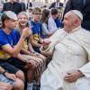 Philipp Bader versucht, das Scheitelkäppchen mit dem Papst zu tauschen.