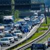 Fahrzeuge stauen sich auf der Autobahn A8 bei Rosenheim in Fahrtrichtung München. (Archivbild)