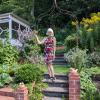 Der große Naturgarten von Christel Bruns-Haberecht geht vom Hausgarten mit Gemüsebeeten in einen schattigen steilen Grünzug über. 