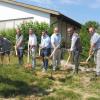 Stephan Steigenberger, Johannes Osterried, Josef Obeser, Paul Reithmeir, Johannes Prockl, Roland Eichmann und Josef Bertele nahmen den symbolischen Spatenstich zum Start des Schulanbaus an der Eurasburger Grundschule vor.