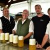 Kurt und Markus Paiser (Mitte) ziehen eine positive Bilanz zum Bobinger Volksfest. Schankkellner Jürgen Strauß (links) und Kellner Markus Zöschg (rechts) hatten viel Spaß bei der Arbeit im Zelt. 