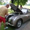 Vor dem Start schaut Ralph Schmidtkunz unter der Haube seines Jaguar XK 120, Baujahr 1953, noch einmal nach dem Rechten. 