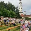 Der Sielenbacher Klostergarten war bereits fast vollständig gefüllt, bis der Prozessionszug eintraf.