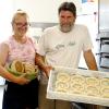 Reinhard Hörl ist Chef in der Bäckerei „Zum Bäck“, er ist der einzige Bäcker in der Stadt und steht noch in der eigenen Backstube. An seiner Seite Ehefrau Ute Hörl, die sich im Geschäft um die Kunden und Gäste kümmert. 