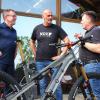 Österreichs Fußball-Nationaltrainer Ralf Rangnick schaute in seiner alten Heimat vorbei, besuchte in Bellenberg nahe Ulm das Fachgeschäft Fahrrad Böttcher, um sich ein neues E-Bike abzuholen. Unser Foto zeigt von links: Ralf Rangnick, Marco Klimmt (CEO Nox Cycles Austria) und Roland Stier (Geschäftsführer Fahrrad Böttcher).