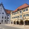 Der Landkreis Donau-Ries hat das sogenannte Nassl-Gebäude (rechts) am oberen Ende der Reichsstraße gekauft. Das Bauwerk befindet sich direkt gegenüber dem Landratsamt (links).