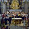 Eine gelungene Stunde der Besinnung boten die Protagonisten in der Aichacher Stadtpfarrkirche beim Abendlob an Mariä Himmelfahrt: Christine Rauch (rechts im weißen Kleid) mit ihrem Lied „Meine Hilfe kommt von dir“.