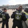 Am Stadion des FC Augsburg gab ein Polizist im vergangenen Jahr einen Schuss aus seiner Dienstwaffe ab.