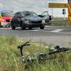 Die B16 bei Deisenhausen ist gesperrt, es ereignete sich ein schwerer Verkehrsunfall mit einem Rennradfahrer und einem Pkw.