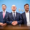 Bundeskanzler Olaf Scholz (SPD,M) Robert Habeck (Bündnis 90/Die Grünen , r), Bundesminister für Wirtschaft und Klimaschutz, und Christian Lindner (FDP), Bundesminister der Finanze.