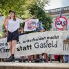 Protest in Berlin gegen ein Gasfeld vor Borkum, an der Spitze mit Luisa Neubauer von Fridays for Future.