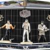 Elvis-Figuren sind auf dem Kühlergrill eines Oldtimers auf dem Elvis-Festival in Bad Nauheim zu sehen.