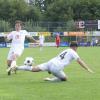 In der Fußball-Bayernliga will der TSV Landsberg (weiße Trikots) mit vollem Einsatz den zweiten Saisonsieg sichern.