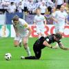 Benedikt Pichler (l) von Holstein Kiel und Jan-Luca Rumpf (r) von Alemannia Aachen sorgen für einen Pokal-Fight.