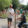 Gemeinsam nahmen der Dietenheimer Bürgermeister Christopher Eh (rechts) und Klaus Greck (links), der Vorsitzende des Heimatvereins Regglisweiler, eines der Outdoor-Fitnessgeräte des neuen „Vital-Parks“ im Herrenweiher-Gelände des staatlich anerkannten Erholungsortes Regglisweiler in Betrieb.