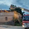 Die Feuerwehr war über mehrere Stunden an dem eingestürzten Stadel in Mertingen im Einsatz.