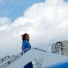  Kamala Harris besteigt nach einer Wahlkampfveranstaltung im US-Bundesstaat North Carolina die Air Force Two am Raleigh-Durham International Airport.