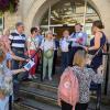 Gespannt lauschen die Besucher bei der Stadtführung in Chippenham