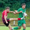 Daniel Karpf (links) legt sich für seinen TSV Wertingen mächtig gegen Manchings Daniel Spies ins Zeug. Tore sprangen für beide Aufsteiger aber nicht heraus.