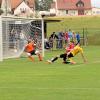 Birkhausen Marco Grimmeißen (vorne links, in Gelb-Schwarz) schießt hier das 1:0 für seine SG gegen Großsorheim/Hoppingen.