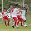 Gedränge vor dem Tor im Spiel des VfL Westendorf gegen den CSC Batzenhofen (weiße Trikots). Von links Lukas Brem, Keeper Marcel Miller, Dominik Mühldorfer und Igor Holzmüller (CSC), Jonathan Weber und Dieter Deak.