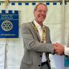 Ämterwechsel beim Rotary Club Ammersee: Wolfgang Lösche übergibt die rotarische Präsidentenkette an Thomas Münkel (links). 