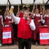 Ein Prosit auf die gute Laune: Beim Gartenfest in Schlingen lief alles rund. 