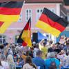 Zuschauer schwenken Deutschlandfahnen beim Wahlkampf der AfD Thüringen auf dem Marktplatz in Suhl.