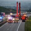 Auf der A8 bei Elchingen ist aus bislang unbekannter Ursache ein Lkw umgekippt.