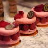 Besonders edle Macarons von Ladurée in Paris mit ganzen Himbeeren. (Archivbild)