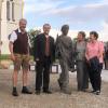 Projektleiter Johannes Mühlbauer, Erster Bürgermeister Dr. Albert Thurner, Künstlerin Sara Opic und Planerin der Dorferneuerung Kathrin Mohrenweis mit der neuen Statue „Jesus Salvatore“.