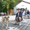 Daniel Pohl mit seinem Hund Kahlo: Wenn der Dießener nach Sonnenuntergang mit seinem Hund unterwegs ist, fallen ihm oft die finsteren Gehwege an mancher Stelle im Ort auf.