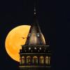 Ein Supermond geht hinter dem Galata-Turm in Istanbul auf.