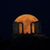 Der Supermond geht hinter dem Poseidon-Tempel am Kap Sounio südlich von Athen auf.