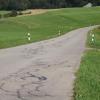 Der Gemeinderat beschloss, auf die bestehende Asphaltdecke der Grimoldrieder Straße eine neuen Deckschicht auftragen zu lassen.